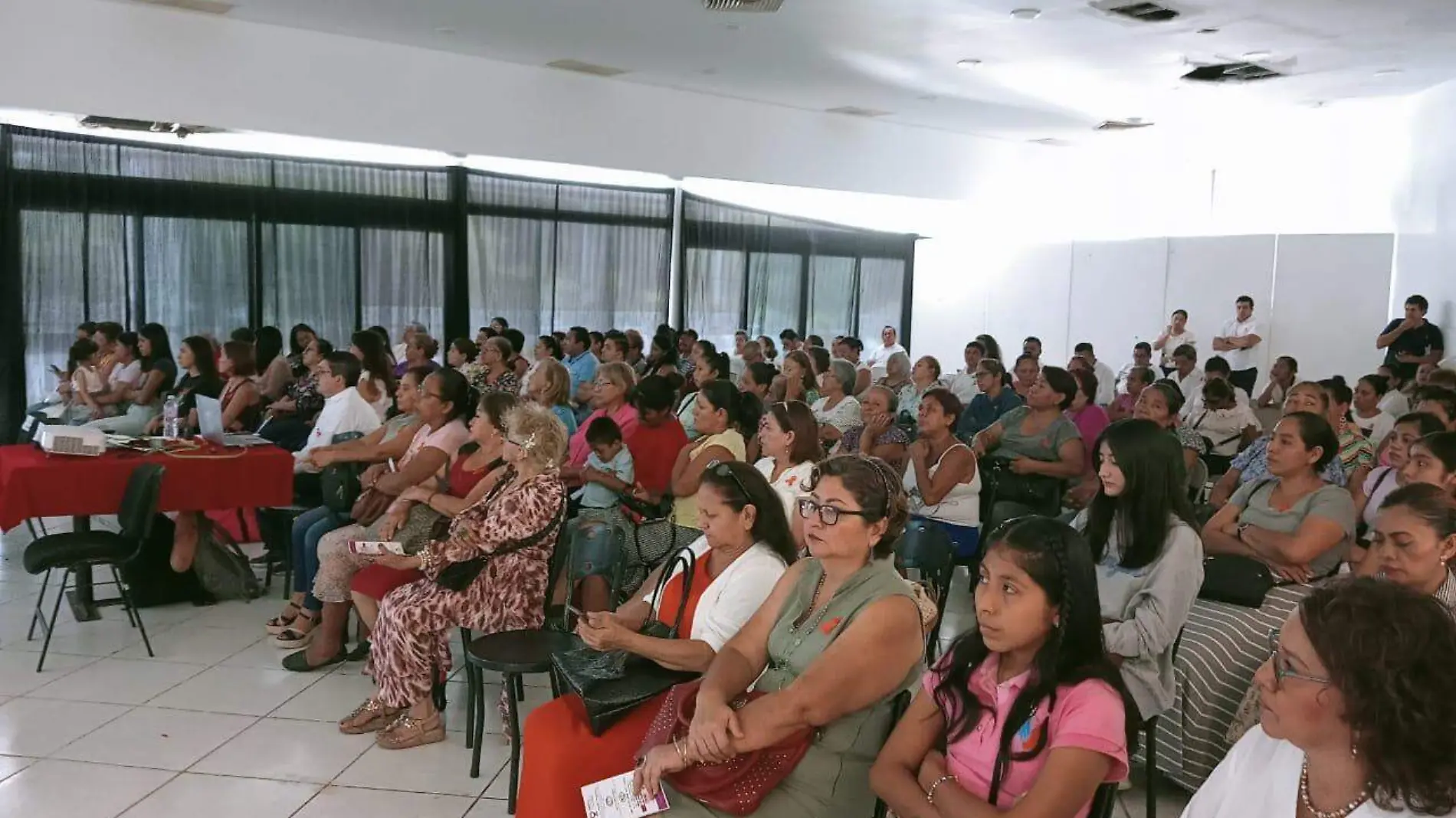 mujeres en conferencia